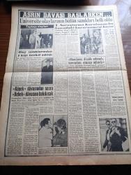 Vatan Gazetesi - 9 Ekim 1960 - Adalet Divanı Başsavcısı Altay Ömer Egesel'in Vatan Gazetesine Demeci - Altay Ömer Egesel Bütün Kararlar Aynı Günde Açıklanacak Dedi - Kubbede Kalacak Seda Yazan Ahmet Emin Yalman Köşe Yazısı - Düşüklerin Hapis Cezaları Tutarı 36 Yılı Geçmeyecek - Cemal Gürsel İzmir'de - Kaçaklar Kemal Bekir'in Romanı - 6 7 Eylül Olayları Yazan Orhan Birgit - Kazova Mağazaları - Emil Galip Sandalcı Köşe Yazısı - Haftalık Hoş Memo Karikatür - 27 Mayıs'tan Sonra Anadolu Yazan Ahmet Uran Baran - Adnan Veli'den Fantezi - Yüksek Soruşturma Kurulu Gerekçeli Kararının Metni - Bozuk Beşiktaş Demirspor'u İkinci Devrede Yendi - Yüzme Birinciliklerinde Dört Türkiye Rekoru Kırıldı - Asrın Davası Başlarken - Topkapı Olayları - Suzan Sözen Adnan Menderes Düşük Adamdı Kovardım Oturup Ağlardı Dedi - Köpek Davasından Sonra Bebek Davasına Bakılacak