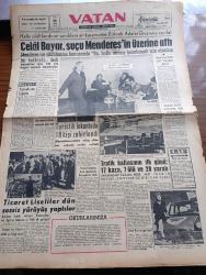Vatan Gazetesi - 11 Ekim 1960 -  Halkı Silahlandıran Sanıklara Ait Kararname Yüksek Adalet Divanına Verildi - Celal Bayar Suçu Adnan Menderes'in Üzerine Attı - Yassıada'nın Eşiğinde Yazan Ahmet Emin Yalman - Adnan Menderes Silahlanma Konusunda Bu Halkı Seçime Hazırlamak İçin Alınmış Bir Tedbirdi Dedi - Ethem Menderes İfade Verdikten Sonra Fotoğraf - Celal Bayar'ın Eşi Cuma Günü Yassıada'ya Gidecek - Yeşilköy Havaalanında Turistik Lokantada 10 Kişi Zehirlendi - Ticaret Liseliler Dün Sessiz Yürüyüş Yaptılar - 6 7 Eylül Olayları Yazan Orhan Birgit Yazı Dizisi -  Taş Devri Çizen Mıstık - Seller Arka Girsin Artık Yazan Behçet Kemal Çağlar Köşe Yazısı - Emil Galip Sandalcı Köşe Yazısı - Hoş Memo Karikatür Çizen Al Capp - Tonton Agah Çizen Sade Yalçın - Stiv Roper Çizen Saunders Ve Waggon - Kır Çiçeği Marion Yazan Jean Martet Yazı Dizisi - Fenerbahçe İzmir Deplasmanına Gidecek - Basketbol Birinci Ligi Galatasaray Darüşşafaka Maçı İle Başlıyor - Asrın Davası Başlarken - Şemi Ergin Mektubu