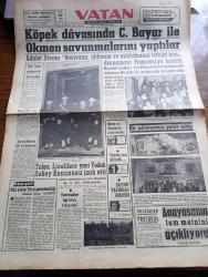 Vatan Gazetesi - 21 Ekim 1960 - Köpek Davasında Celal Bayar İle Nedim Ökmen Savunmalarını Yaptılar - Yüz Yıllık Türk Gazeteciliği Yazan Ahmet Emin Yalman Köşe Yazısı - Celal Bayar'ın Avukatı Milli Mücadeleden Bahsetmek İsteyince Başkan İle Aralarında Tartışma Oldu - Nedim Ökmen'in Avukatı Köpek Satışında Failin Celal Bayar Olduğunu Söyledi - Tavşancıl Civarında İki Askeri Keşif Uçağı Çarpıştı Bir Pilotumuz Şehit Oldu - Anayasanın Tam Metnini Açıklıyoruz - Profesör Sıddık Sami Onar'ın Takdim Yazısı -  Şeytan Aldı Götürdü Yazan Emil Galip Sandalcı Köşe Yazısı - İki Resim Arasında 7 Fark - İstanbul Ankara Olayları Esbabı Mucibeli Tam Metni Veriyoruz - Noyan Amca Dert Dinliyor - Bugün Dört Milli Lig Maçı Var - 1961 Güreş Faaliyet Programı Açıklandı - Doğu Kupası Boks Maçlarını Kayseri Takımı Kazandı - Asrın Davası Yassıada Duruşmaları - Tarihi Duruşmaların Yapıldığı Mahkeme Salonunun Tepeden Görünüşü Fotoğraf