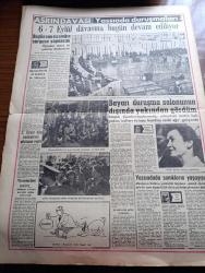 Vatan Gazetesi - 21 Ekim 1960 - Köpek Davasında Celal Bayar İle Nedim Ökmen Savunmalarını Yaptılar - Yüz Yıllık Türk Gazeteciliği Yazan Ahmet Emin Yalman Köşe Yazısı - Celal Bayar'ın Avukatı Milli Mücadeleden Bahsetmek İsteyince Başkan İle Aralarında Tartışma Oldu - Nedim Ökmen'in Avukatı Köpek Satışında Failin Celal Bayar Olduğunu Söyledi - Tavşancıl Civarında İki Askeri Keşif Uçağı Çarpıştı Bir Pilotumuz Şehit Oldu - Anayasanın Tam Metnini Açıklıyoruz - Profesör Sıddık Sami Onar'ın Takdim Yazısı -  Şeytan Aldı Götürdü Yazan Emil Galip Sandalcı Köşe Yazısı - İki Resim Arasında 7 Fark - İstanbul Ankara Olayları Esbabı Mucibeli Tam Metni Veriyoruz - Noyan Amca Dert Dinliyor - Bugün Dört Milli Lig Maçı Var - 1961 Güreş Faaliyet Programı Açıklandı - Doğu Kupası Boks Maçlarını Kayseri Takımı Kazandı - Asrın Davası Yassıada Duruşmaları - Tarihi Duruşmaların Yapıldığı Mahkeme Salonunun Tepeden Görünüşü Fotoğraf