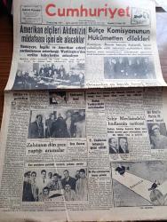 Cumhuriyet Gazetesi - 15 Şubat 1951 - Bilim Ve Politika Yazan Nadir Nadi Köşe Yazısı - Amerikan Elçileri Akdenizin Müdafaası İşini Ele Alacaklar - Bütçe Komisyonunun Hükümetten Dilekleri - Ortaşarkın En Büyük Hava Limanı Türkiye'de Olacak - İdil Biret'in Paris'te İlk Umumi Konseri - Kore'de Savaşlar - Tanınmış Film Rejisörü Faruk Kenç'inb Başına Gelenler - Kore Yaralılarına Gazetemiz Vasıtasıyla Yollanan Yemişler Fotoğraf - Beyaz Ruslar Kızıllaşıyor Mu Yazan Mirza Bala Köşe Yazısı - Latin Amerika İntibaları Yazan Fuad Carım Yazı Dizisi - Bahar Yazdan Sonra Gelir Nakleden Vahdet Gültekin - Köy Enstitüleri Öğretmen Okulu Haline Getirilecek - Amerika İspanya'ya Ödünç Para Verdi - Masonluğun Yasak Edilmesine Dair Teklif Reddedildi - Kadın Gazeteci Lil'in Maceraları Çizgi Roman - Bu Akşam Yapılacak Boks Karşılaşmaları - Bu Hafta Yapılacak Basketbol Ve Voleybol Maçları - Samsun'da Ziraat Koleji Kurulacak - İstanbul Ankara Radyosu Programı - Siera Radyoları - Mazon Meyva Tuzu - Pa Ro Mama
