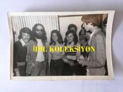 CEM KARACA'NIN ORİJİNAL 2'Lİ FOTOĞRAF SETİ - 18 x 12 cm EBADINDA - SİYAH & BEYAZ - CEM KARACA'NIN TUTUKLANMAK İSTENDİĞİ ANLARDAN 2 FOTOĞRAF, NEDEN TUTUKLANMAK İSTEDİĞİNİ SORAN HAYRANLARINA CEM KARACA BUNUN BİR ŞAKA OLDUĞUNU SÖYLEMİŞTİ...