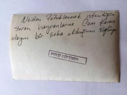 CEM KARACA'NIN ORİJİNAL 2'Lİ FOTOĞRAF SETİ - 18 x 12 cm EBADINDA - SİYAH & BEYAZ - CEM KARACA'NIN TUTUKLANMAK İSTENDİĞİ ANLARDAN 2 FOTOĞRAF, NEDEN TUTUKLANMAK İSTEDİĞİNİ SORAN HAYRANLARINA CEM KARACA BUNUN BİR ŞAKA OLDUĞUNU SÖYLEMİŞTİ...