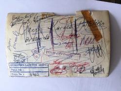 CEM KARACA'NIN ORİJİNAL 2'Lİ FOTOĞRAF SETİ - 18 x 12 cm EBADINDA - SİYAH & BEYAZ - CEM KARACA'NIN TUTUKLANMAK İSTENDİĞİ ANLARDAN 2 FOTOĞRAF, NEDEN TUTUKLANMAK İSTEDİĞİNİ SORAN HAYRANLARINA CEM KARACA BUNUN BİR ŞAKA OLDUĞUNU SÖYLEMİŞTİ...