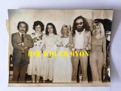 CEM KARACA'NIN ORİJİNAL FOTOĞRAFI - 12 x 9 cm EBADINDA - SİYAH & BEYAZ - CEM KARACA'NIN URFA KIZ SANAT ENSTİTÜSÜ DEFİLESİNE KATILDIĞI GÜN ŞANTÖZ TOMRİS, YASEMİN KUMRAL ve CEM KARACA'NIN EŞİ FERİDE KARACA  İLE TOPLUCA ÇEKİLMİŞ BİR HATIRA FOTOĞRAFI