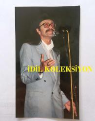 CEM KARACA'NIN ORİJİNAL FOTOĞRAFI - 14 x 8 cm EBADINDA - CEM KARACA SAHNEDE ŞARKI SÖYLERKEN ÇEKİLMİŞ BİR KARE