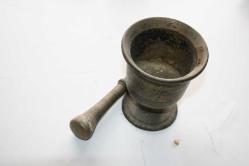 HAVAN.DİBEK BÜYÜK BOY AĞIRCA PİRİNÇ METAL ELİYLE BERABER  ÇOK ÇOK ÇOK ESKİ BİR ÜRÜN   (DELİKLİ RAF