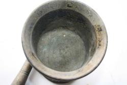 HAVAN.DİBEK BÜYÜK BOY AĞIRCA PİRİNÇ METAL ELİYLE BERABER  ÇOK ÇOK ÇOK ESKİ BİR ÜRÜN   (DELİKLİ RAF