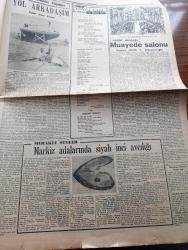 Cumhuriyet Gazetesi - 17 Eylül 1951 - Ara Seçimini 15 İlde Demokrat Parti Kazandı - Dünkü Ara Seçimler 17  İlde De Sükunet İçinde Cereyan Etti - Sinop'ta CHP'liler Nasıl Kazandılar - Sivas'ta CHP 13,226 Fazla Rey Aldı - İstanbul'da Partiler Ne Kadar Oy Aldılar - Denizli'de Ara Seçimlerin Tek Kanlı Hadisesi - İstanbul'un Yeni Demokrat Milletvekilleri Hadi Hüsmen Ve Seyfi Oran - Bursa'da 24 Köyde Sandıklar Erken Açıldı - Çanakkale'de İştirak Nisbeti Yüzde 60 ı Buldu - Bir Amerikalı Gazetecinin Türkiye İntibaları 2 Yazan Ray Brock  - Tahran'da Hükümet Darbesi Teşebbüsü - Avrupa Ordusu Ve Almanya - Kore'de Şiddetli Savaşlar Oluyor - General Franco İle Mülakat - Rüyalar Evi Yazan Peride Celal Yazı Dizisi - İsrail'de Yiyecek Sıkıntısı Başgösterdi - Beşiktaş Enosis'i 2 1 Mağlup Etti - Fenerbahçe Dörtler Karmasını 4 0 Mağlup Etti - Kadın Gazeteci Lil'in Maceraları Çizgi Roman - Yelkenle İstanbul'dan Filipinlere Yazan Sinan Everest Yazı Dizisi - 1951 1952 Yunus Nadi Mükafatı En Güzel Şiir
