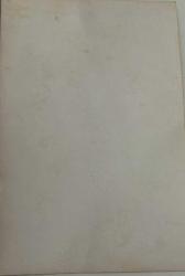 Dede,nine,torun fotoğrafı-Bir odada küçük bir çocuğu aralarına alıp oturarak poz veren yetişkin kadın-erkek fotoğrafı.ORİJİNAL SİYAH & BEYAZ 14x 9cm EBADINDA - 1940'LAR, 1950'LER, 1960'LAR ve 1970'LER