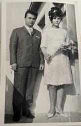 Bir demet çicek ile poz veren gelin ve yanında duran damat fotoğrafı.ORİJİNAL SİYAH & BEYAZ 14x 9cm EBADINDA - 1940'LAR, 1950'LER, 1960'LAR ve 1970'LER