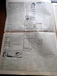 Cumhuriyet Gazetesi - 22 Mayıs 1952 - Başbakan Adnan Menderes'in Konya'da Dünkü Kısa Hitabesi - Şemsettin Günaltay Ve Cavid Oral İstifalarını Birkaç Gün Tehir Ettiler - Amerika Ve Tunus Meselesi - İsmet İnönü'nün Rize Kazalarındaki Sözleri - Dünya Sağlık Teşkilatı Ve Türkiye - Kore'den Gelen Yaralı Gazilerimiz Fotoğraf - General Eisenhower'in Teşkilata Veda Nutku - Atatürk Ve Millet Partisi - İdamı İstenen Casus Hayati Karaşahin - Eğitim Sisteminde Noksanlar - Kremlin'den Berlin'e Yazan Berlin Rus Kurmay Başkanlığı Eski Ataşesi Gregoriy Klimov Yazı Dizisi - 75 Yıl Önce Matbuat Kanunu Yazan Hasan Ali Yücel Köşe Yazısı - Ruh Gurbetinde Yazan Kerime Nadir Yazı Dizisi - Bir Milyar 300 Milyon Volt Kudretinde Atom Zerreleri Keşfedildi - Amerika'nın Sesi Radyosu Türkiye'ye Mahsus Özel Programı - İşçilerin Sakal Grevi Bitti - Van'da Altın Madeni Bulundu - Victor Hugo'nun Doğumunun 150. Yıldönümü - İnsanlık Tarihinin En Büyük Çekirge Afeti - Kibar Düşkünleri Yazan Maurice Dekobra Yazı Dizisi