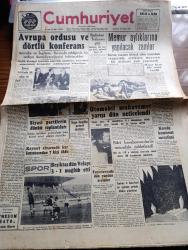 Cumhuriyet Gazetesi - 23 Kasım 1953 - Süveyş İhtilafındaki Tek Çıkar Yol Köşe Yazısı - Avrupa'da Ordusu Ve Dörtlü Konferans - Başbakan Adnan Menderes Trabzon'a Gitti - Memur Aylıklarına Yapılacak Zamlar - Mısır Bize Bir Nota Verdi - Otomobil Mukavemet Yarışı Dün Neticelendi - Futbol Maç Bileti Karaborsacıları İle Mücadele Şiddetlendi - Kore'de Komünist Mezalimi - Beşiktaş Dün Vefa'yı 3 1 Mağlup Etti - beyaz Köşkte Oturanlar Yazan Rikkat Köknar Yazı Dizisi - Halk İçin Açılan Dershaneler - Aya Seyahat 25 Sene İçinde Mümkün Olacak - Amerika'nın Sesi Radyosu Bu Hafta İzmir'den Bahsedecek -  İngiltere'de Profesyonel Tenis Şampiyonluğunu F. Sedgman Kazandı - Son Kahkaha Yazan Edison Marshall Yazı Dizisi - Şöhret Fabrikatörü Guido Orlando - Resimli Romanımız Saatçi Pel Yazan P. Gordeaux - Atatürk'ün Müze Haline Konulan Doğduğu Evden Resimler Fotoğraflar - Kaybettiğimiz Değerli Sanatkar Veli Kanık Hayatı Ve Eseri Yazan R.A.S. - İngiltere'de Görülen Uçan Daire - İran'dan Türkiye'ye İltica