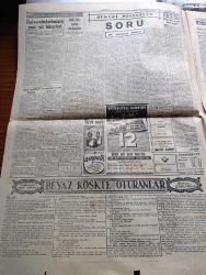Cumhuriyet Gazetesi - 23 Kasım 1953 - Süveyş İhtilafındaki Tek Çıkar Yol Köşe Yazısı - Avrupa'da Ordusu Ve Dörtlü Konferans - Başbakan Adnan Menderes Trabzon'a Gitti - Memur Aylıklarına Yapılacak Zamlar - Mısır Bize Bir Nota Verdi - Otomobil Mukavemet Yarışı Dün Neticelendi - Futbol Maç Bileti Karaborsacıları İle Mücadele Şiddetlendi - Kore'de Komünist Mezalimi - Beşiktaş Dün Vefa'yı 3 1 Mağlup Etti - beyaz Köşkte Oturanlar Yazan Rikkat Köknar Yazı Dizisi - Halk İçin Açılan Dershaneler - Aya Seyahat 25 Sene İçinde Mümkün Olacak - Amerika'nın Sesi Radyosu Bu Hafta İzmir'den Bahsedecek -  İngiltere'de Profesyonel Tenis Şampiyonluğunu F. Sedgman Kazandı - Son Kahkaha Yazan Edison Marshall Yazı Dizisi - Şöhret Fabrikatörü Guido Orlando - Resimli Romanımız Saatçi Pel Yazan P. Gordeaux - Atatürk'ün Müze Haline Konulan Doğduğu Evden Resimler Fotoğraflar - Kaybettiğimiz Değerli Sanatkar Veli Kanık Hayatı Ve Eseri Yazan R.A.S. - İngiltere'de Görülen Uçan Daire - İran'dan Türkiye'ye İltica
