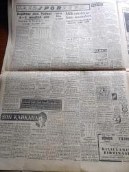 Cumhuriyet Gazetesi - 23 Kasım 1953 - Süveyş İhtilafındaki Tek Çıkar Yol Köşe Yazısı - Avrupa'da Ordusu Ve Dörtlü Konferans - Başbakan Adnan Menderes Trabzon'a Gitti - Memur Aylıklarına Yapılacak Zamlar - Mısır Bize Bir Nota Verdi - Otomobil Mukavemet Yarışı Dün Neticelendi - Futbol Maç Bileti Karaborsacıları İle Mücadele Şiddetlendi - Kore'de Komünist Mezalimi - Beşiktaş Dün Vefa'yı 3 1 Mağlup Etti - beyaz Köşkte Oturanlar Yazan Rikkat Köknar Yazı Dizisi - Halk İçin Açılan Dershaneler - Aya Seyahat 25 Sene İçinde Mümkün Olacak - Amerika'nın Sesi Radyosu Bu Hafta İzmir'den Bahsedecek -  İngiltere'de Profesyonel Tenis Şampiyonluğunu F. Sedgman Kazandı - Son Kahkaha Yazan Edison Marshall Yazı Dizisi - Şöhret Fabrikatörü Guido Orlando - Resimli Romanımız Saatçi Pel Yazan P. Gordeaux - Atatürk'ün Müze Haline Konulan Doğduğu Evden Resimler Fotoğraflar - Kaybettiğimiz Değerli Sanatkar Veli Kanık Hayatı Ve Eseri Yazan R.A.S. - İngiltere'de Görülen Uçan Daire - İran'dan Türkiye'ye İltica