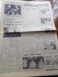 Cumhuriyet Gazetesi - 23 Kasım 1953 - Süveyş İhtilafındaki Tek Çıkar Yol Köşe Yazısı - Avrupa'da Ordusu Ve Dörtlü Konferans - Başbakan Adnan Menderes Trabzon'a Gitti - Memur Aylıklarına Yapılacak Zamlar - Mısır Bize Bir Nota Verdi - Otomobil Mukavemet Yarışı Dün Neticelendi - Futbol Maç Bileti Karaborsacıları İle Mücadele Şiddetlendi - Kore'de Komünist Mezalimi - Beşiktaş Dün Vefa'yı 3 1 Mağlup Etti - beyaz Köşkte Oturanlar Yazan Rikkat Köknar Yazı Dizisi - Halk İçin Açılan Dershaneler - Aya Seyahat 25 Sene İçinde Mümkün Olacak - Amerika'nın Sesi Radyosu Bu Hafta İzmir'den Bahsedecek -  İngiltere'de Profesyonel Tenis Şampiyonluğunu F. Sedgman Kazandı - Son Kahkaha Yazan Edison Marshall Yazı Dizisi - Şöhret Fabrikatörü Guido Orlando - Resimli Romanımız Saatçi Pel Yazan P. Gordeaux - Atatürk'ün Müze Haline Konulan Doğduğu Evden Resimler Fotoğraflar - Kaybettiğimiz Değerli Sanatkar Veli Kanık Hayatı Ve Eseri Yazan R.A.S. - İngiltere'de Görülen Uçan Daire - İran'dan Türkiye'ye İltica