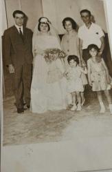 Düğün merasiminde elinde bir demet çicek ile poz veren gelin-damat ve yakınlarının fotoğrafı. FOTO PAK-İZMİR .ORİJİNAL SİYAH & BEYAZ 14x 9cm EBADINDA - 1940'LAR, 1950'LER, 1960'LAR ve 1970'LER