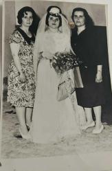 Elinde bir demet çicek ile yakınlarıyla beraber gülümseyerek poz veren gelin fotoğrafı. FOTO PAK-İZMİR .ORİJİNAL SİYAH & BEYAZ 14x 9cm EBADINDA - 1940'LAR, 1950'LER, 1960'LAR ve 1970'LER