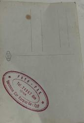 Elinde bir demet çicek ile yakınlarıyla beraber gülümseyerek poz veren gelin fotoğrafı. FOTO PAK-İZMİR .ORİJİNAL SİYAH & BEYAZ 14x 9cm EBADINDA - 1940'LAR, 1950'LER, 1960'LAR ve 1970'LER