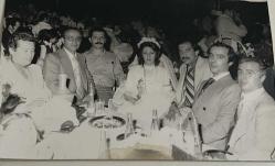 Düğün merasiminde yemek masasında poz veren gelin-damat ve yakınlarının fotoğrafı. Stüdyo Benal-DENİZLİ .ORİJİNAL SİYAH & BEYAZ 14x 9cm EBADINDA - 1940'LAR, 1950'LER, 1960'LAR ve 1970'LER