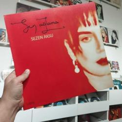 2011 baskı...  Hatalı baskıdır...  A yüzü Sezen Aksu, sen ağlama ile başlar.  B yüzü Zeki Müren dir.  Sadece jelatini yok plak sıfır.