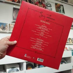 2011 baskı...  Hatalı baskıdır...  A yüzü Sezen Aksu, sen ağlama ile başlar.  B yüzü Zeki Müren dir.  Sadece jelatini yok plak sıfır.