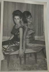 Bir odada sırt sırta oturup gülümseyerek poz veren iki kadın fotoğrafı.ORİJİNAL SİYAH & BEYAZ 14x 9cm EBADINDA - 1940'LAR, 1950'LER, 1960'LAR ve 1970'LER