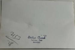 Bir düğün merasiminde yakınlarının elini öperek poz veren gelin-damat fotoğrafı. Stüdyo Benal-DENİZLİ .ORİJİNAL SİYAH & BEYAZ 14x 9cm EBADINDA - 1940'LAR, 1950'LER, 1960'LAR ve 1970'LER
