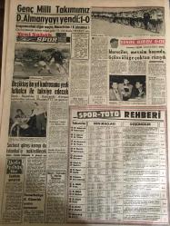 YENİ SABAH GAZETESİ 19 NİSAN 1960 YIL :22 SAYI :7590---Her türlü siyasi  faaliyet durduruldu --Kral Hüseyin dün hususi uçağı ile ,Romanya gitti --Bir GMC devrildi erlerden üçü öldü --İngilizler nüklear  deneme istemiyor --3 Kardeş ,5 çocuk babası bir şahsı feci şekilde öldürdü ---Karı-koca polislere kazmalarla saldırdı ---Mektebliye Yardım :Siyavuşgil ---İlk defa 1907 senesinde çevrilen  ben hur 12  dakikalık bir filmdi --Güney Kore de kanlı nümayişler oluyor ---Andelip sokağa cinayeti davası tekrar karışıyor --Rüşvet alan polis 30 aya mahkum oldu ---Bir Vaiz Kemalizm dinsizlik demiş --Bir muhasebeci zimmetine 33 bin lira geçirdi --Genç Milli Takımımız D.Almanya yı  Yendi :1-0--Beşiktaş bu yıl kadrosunu yedi futbolcu ile takviye edecek ---İdareciler  mevsim başında üçüncülüğe çoktan razıydı --Serbest güreş kampı da İstanbul a nakledilecek --Suna Kan Rusya da staj  yapacak ---Suna Korad ile Özcan Sevgen  bu gece resital verecekler --