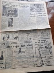 Cumhuriyet Gazetesi - 23 Aralık 1955 - Hürriyet Partisi Açıldı Çalışmaya Başladı - Fevzi Lütfi Karaosmanoğlu Parti Genel Başkanı Oldu - Demokrat Parti Teşkilatında Hürriyet Partisine Meyleden Bölgeler - Yeni Parti'nin Dün Açıklanan Beyannamesi - İsmet İnönü Fevzi Lütfi Karaosmanoğlu Ve Hüseyin Balık Neler Konuştular - Hürriyet Partisi Umumi Merkezine Dün Sabah Parti Levhası Asılırken Fotoğraf - Türk Milli Futbol Takımı Dün Paris'e Gitti - Horoz Dövüşü Merakı - Kırlangıç Yuvası Yazan Taylor Caldwell Yazı Dizisi - Bay Menderes Bay İnönü Yazan Va Nü - Raman Ve Garzan Petrolleri - Mevlanakapı Yetiştirme Yurdu Islah Ediliyor -  Resimli Romanımız Komiserin Hatası Yazan Georges Simenon - Binaları İstenilen Yere Nakleden Dev Makineler - Atom Bombasının 10. Yıldönümü - Türk Ticaret Bankası - Fenerbahçe İle Galatasaray Yarın Karşılaşıyor