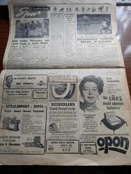 Cumhuriyet Gazetesi - 29 Aralık 1955 - Bu Çark Nasıl Döner Yazan Nadir Nadi Köşe Yazısı - Hürriyet Partisi İle Demokrat Parti Arasında İlk Savaş İstanbul'da Olacak - Celal Bayar Erzurum'a Gitti - Demokrat Parti Haysiyet Divanı Bugün Yeniden Üç Mebus Salahattin Toker Ali Muzaffer Tanöver Ve Hüseyin Balık İçin Karar Verecek - Milli Futbol Takımımız Paris'ten Döndü - Devlet Hastanelerinin Durumu İnceleniyor - NATO'dan Yükselen İkaz Sesleri Yazan Aydemir Balkan - Kırlangıç Yuvası Yazan Taylor Caldwell Yazı Dizisi - Amerika'nın Almanya'ya Askeri Yardımı Arttı - Özbekistan Başvekili Nureddin Muhittinof Azledildi - Resimli Romanımız Çalınan Tabanca Yazan George Simenon - Pakistan Kurucusu Mohammed Ali Cinnah Doğum Yıldönümü Münasebetiyle Yazan Zafer Hasan Ayberk - Opon Ağrı Kesici - Galatasaray Dostluk Kupasını Kazandı - Galatasaray Kulübü Başkanı Refik Selimoğlu İstifasını Geri Aldı