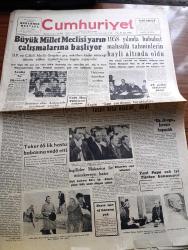 Cumhuriyet Gazetesi - 31 Ekim 1958 - Acaba Ne Diyecek Yazan Nadir Nadi Köşe Yazısı - Büyük Millet Meclisi Yarın Çalışmalarına Başlıyor - İsmet İnönü'ye Dün Ankara'da Tezahürat Yapıldı - Akis Başyazarı Metin Toker 65 lik Hasta Babasına Veda Etti - İstanbul Üniversitesi Yarın Açılıyor  - Doktor Jivago Kitabı İsveç'te Kapışıldı - Yeni Papa 13 Pius Çok İyi Türkçe Konuşuyor - Basın İçin af Kanunu Yok - Doktor Jivago Yazan Boris Pasternak Yazı Dizisi - Ne Ekersen Yazan Ömer Sakıp Yazı Dizisi - Profesör Nümbüs'ün Maceraları Çizgi Roman - Cumhuriyet Bayramı Pulları - Denizcilik Bahisleri Yazan Cemaleddin Saraçoğlu - 1958 1959 Yunus Nadi Armağanı Röportaj Müsabakası Bizimki De Böyle Yazan Halil İbrahim Çapan - Dünyada 1 Yılda Kumar İçin 23 Milyar Dolar Sarfediliyor - Arap İsrail Çatışması İhtimalleri - Galatasaray Spartak'ı 2 1 Yenip Şampiyon Oldu - Milli Maçta Kalemizi Turgay Şeren Koruyacak - Gönül Yazar Şark Gazinosunda - Ezzard Charles Nakavt Oldu