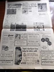 Cumhuriyet Gazetesi - 31 Ekim 1958 - Acaba Ne Diyecek Yazan Nadir Nadi Köşe Yazısı - Büyük Millet Meclisi Yarın Çalışmalarına Başlıyor - İsmet İnönü'ye Dün Ankara'da Tezahürat Yapıldı - Akis Başyazarı Metin Toker 65 lik Hasta Babasına Veda Etti - İstanbul Üniversitesi Yarın Açılıyor  - Doktor Jivago Kitabı İsveç'te Kapışıldı - Yeni Papa 13 Pius Çok İyi Türkçe Konuşuyor - Basın İçin af Kanunu Yok - Doktor Jivago Yazan Boris Pasternak Yazı Dizisi - Ne Ekersen Yazan Ömer Sakıp Yazı Dizisi - Profesör Nümbüs'ün Maceraları Çizgi Roman - Cumhuriyet Bayramı Pulları - Denizcilik Bahisleri Yazan Cemaleddin Saraçoğlu - 1958 1959 Yunus Nadi Armağanı Röportaj Müsabakası Bizimki De Böyle Yazan Halil İbrahim Çapan - Dünyada 1 Yılda Kumar İçin 23 Milyar Dolar Sarfediliyor - Arap İsrail Çatışması İhtimalleri - Galatasaray Spartak'ı 2 1 Yenip Şampiyon Oldu - Milli Maçta Kalemizi Turgay Şeren Koruyacak - Gönül Yazar Şark Gazinosunda - Ezzard Charles Nakavt Oldu