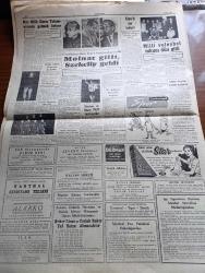 Cumhuriyet Gazetesi - 19 Ocak 1960 - Bir Terim Ve Anlamı Yazan Nadir Nadi Köşe Yazısı - Büyük Millet Meclisi Fırtınalı Bir Celse Daha Celse Daha Akdetti - Demokrat Partili Hüseyin Fırat Seçimlerden 2 Gün Sonra Mersin'de İşlenen Cinayetle Alakası Bulunmadığını Söyledi - Kıbrıs'ta Cumhuriyetin İlanı Bir Ay Geri Kaldı - Otomobil Fiyatları Düşüyor - Emniyet Umum Müdürü Cemal Göktan'a Göre Gazeteciler Nelerle Meşgul Olmalı - Şehir Hatları Vapurları Belediyeye Devredilecek - Başbakan Adnan Menderes'i Karşılama Hazırlığı - Küçük Peyk'in Büyük Gazası Yazan Cemalettin Saraçoğlu Yazı Dizisi - Aşk Eceli Yendi Çeviren Hamdi Varoğlu Yazı Dizisi - Görülen Lüzum Üzerine Yazan Fakir Baykurt - Atçılar Kulübü De Basıldı - Roma Olimpiyatları - İsrail Silah Satın Alacak - Vatan Cephesi Adlı Horozu Bir Demokrat Partili Aldı - Resimli Roman Bir Çiçekle Yaz Olmaz Yazan Ve Çizen Salih Erimez - Koruyucu Melekler Çizgi Roman - Görünmeyen Düşman Çeviren Hatice Vildan Yazı Dizisi - Fenerbahçe'de Molnar Gitti