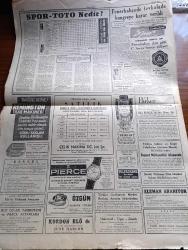 Cumhuriyet Gazetesi - 22 Ocak 1960 - Fetvalı Tedavi Yazan Nadir Nadi Köşe -  Başbakan Adnan Menderes Dün İsmet İnönü Ve Gazetecilere Çattı - Uşak Hadiselerinin Dünkü Duruşması - Tanık Bir Baskomiser İsmet İnönü Aleyhinde Nümayiş Yapan Demokrat Partililer İçin Sarhoştular Dedi - Hür Dünya İşçileri Ve Türkiye - Kalkınma İkraz Fonu Heyeti İle 7 Milyon Dolarlık Bir Kredi Anlaşması İmzalandı - Antalya Müzesinden Çalınan Heykeller - Komünizm İle Mücadele Derneği Feshedildi - Kazazede Amerikan Uçağının Enkazı Dün Toroslarda Bulundu -  Küçük Peyk'in Büyük Galası Yazan Cemalettin Saraçoğlu Yazı Dizisi - Aşk Eceli Yendi Çeviren Hamdi Varoğlu Yazı Dizisi - Resimli Roman Bir Çiçekle Yaz Olmaz Yazan Ve Çizen Salih Erimez - Roma Olimpiyatları Röportajı Yapan Arslan Tufan Yazman - Koruyucu Melekler Çizgi Roman - Görünmeyen Düşman Çeviren Hatice Vildan Yazı Dizisi - Burhan Felek Köşe Yazısı - Spor Toto Nedir - Fenerbahçede Fevkalade Kongreye Karar Verildi - Galatasaray Ankara Turnuvası İçin Gidiyor