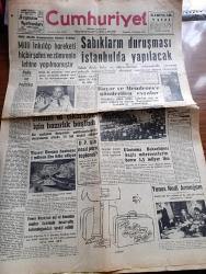 Cumhuriyet Gazetesi - 15 Haziran 1960 - Polis Ve Politika Yazan Nadir Nadi Köşe Yazısı - Milli Birlik Komitesinin Dünkü Tebliği Milli İnkılap Hareketi Hiçbir Şahıs Ve Zümrenin Lehine Yapılmamıştır- Sabıkların Duruşması İstanbulda Yapılacak - Celal Bayar Ve Adnan Menderes'e Gönderilen Eşyalar - Üsküdar Vapuru Faciası İle İlgili Bir İddia -  Ticaret Borsası Hazineye 1 Milyon Hibe Etti - Devlet Ve Hükümet Başkanı Orgeneral Cemal Gürsel  - Umumi Af Çıkarmak İçin Hazırlık Başladı - Demokrat Parti İçin Nasıl Para Toplandı -  Yıldızlar Mahallesinde Komiserdim Beverly Hills Yazan Clinton Anderson Yazı Dizisi - Niçin Atatürk Hasan Ali Yücel Köşe Yazısı - Dümensiz Gemi Yazan Rikkat Köknar Yazı Dizisi - Tito Tarafsız Devletleri Sulhü Kurtarmaya Çağırdı- At Vebası Hastalığı Irak'tan Güney Doğu İllerimize Sirayet Etti - Madagaskar 25 Haziran'da Bağımsızlığa Kavuşacak - Zeka Testlerinin Zararlı Olduğu Anlaşıldı -Başkasının Günahı Çizen Yves Sayol - Yeni Beden Terbiyesi Umum Müdürü Hüsamettin Güreli