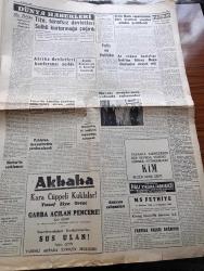Cumhuriyet Gazetesi - 15 Haziran 1960 - Polis Ve Politika Yazan Nadir Nadi Köşe Yazısı - Milli Birlik Komitesinin Dünkü Tebliği Milli İnkılap Hareketi Hiçbir Şahıs Ve Zümrenin Lehine Yapılmamıştır- Sabıkların Duruşması İstanbulda Yapılacak - Celal Bayar Ve Adnan Menderes'e Gönderilen Eşyalar - Üsküdar Vapuru Faciası İle İlgili Bir İddia -  Ticaret Borsası Hazineye 1 Milyon Hibe Etti - Devlet Ve Hükümet Başkanı Orgeneral Cemal Gürsel  - Umumi Af Çıkarmak İçin Hazırlık Başladı - Demokrat Parti İçin Nasıl Para Toplandı -  Yıldızlar Mahallesinde Komiserdim Beverly Hills Yazan Clinton Anderson Yazı Dizisi - Niçin Atatürk Hasan Ali Yücel Köşe Yazısı - Dümensiz Gemi Yazan Rikkat Köknar Yazı Dizisi - Tito Tarafsız Devletleri Sulhü Kurtarmaya Çağırdı- At Vebası Hastalığı Irak'tan Güney Doğu İllerimize Sirayet Etti - Madagaskar 25 Haziran'da Bağımsızlığa Kavuşacak - Zeka Testlerinin Zararlı Olduğu Anlaşıldı -Başkasının Günahı Çizen Yves Sayol - Yeni Beden Terbiyesi Umum Müdürü Hüsamettin Güreli
