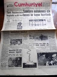Cumhuriyet Gazetesi - 18 Haziran 1960 - Püf Nokta Yazan Nadir Nadi Köşe Yazısı - Maliye Başkanı Ekrem Alican'ın Dün Geceki Açıklaması - Türk Hazinesinin Bugünkü Acıklı Hali - Sabıkların Muhakemesi İçin Hususi Bir Kanun Hazırlandı - 15 Üniversitelinin Akıbetleri Meçhul - Cemal Gürsel Sabık İktidarın Vatanı Ruslara Satmaya Kararlı Olduğunu Açıkladı - Adnan Menderes Aynı Kürsüden Cevabını Aldı - Amerikan Kız Kolejinde Bütün İmtihanlar İptal Edildi - İstanbul Valisi Tuğgeneral Refik Tulga Eyüp Sultan Estergon Kalesi Fatihi Mehmet Paşa Sokullu Mehmet Paşa Ve Tevfik Fikret'in Kabirlerini Ziyaret Etti - Çavuşun Elini Öpen General Refik Tulga Fotoğraf - Eyüp Halkı Vali Refik Tulga'ya Valiye Büyük Tezahürat Yaptı - Hahambaşı Dini Altın Kolyesini Bağışladı - Dümensiz Gemi Yazan Rikkat Köknar Yazı Dizisi - Yıldızlar Mahallesinde Komiserdim Beverly Hills Yazan Clinton Anderson Yazı Dizisi - 27 Mayıs Hatıraları Türk Havası Yazan Fakir Baykurt - Cemal Gürsel Kupası Futbol Maçları - Milli Boks Takımı