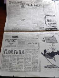 Cumhuriyet Gazetesi - 18 Haziran 1960 - Püf Nokta Yazan Nadir Nadi Köşe Yazısı - Maliye Başkanı Ekrem Alican'ın Dün Geceki Açıklaması - Türk Hazinesinin Bugünkü Acıklı Hali - Sabıkların Muhakemesi İçin Hususi Bir Kanun Hazırlandı - 15 Üniversitelinin Akıbetleri Meçhul - Cemal Gürsel Sabık İktidarın Vatanı Ruslara Satmaya Kararlı Olduğunu Açıkladı - Adnan Menderes Aynı Kürsüden Cevabını Aldı - Amerikan Kız Kolejinde Bütün İmtihanlar İptal Edildi - İstanbul Valisi Tuğgeneral Refik Tulga Eyüp Sultan Estergon Kalesi Fatihi Mehmet Paşa Sokullu Mehmet Paşa Ve Tevfik Fikret'in Kabirlerini Ziyaret Etti - Çavuşun Elini Öpen General Refik Tulga Fotoğraf - Eyüp Halkı Vali Refik Tulga'ya Valiye Büyük Tezahürat Yaptı - Hahambaşı Dini Altın Kolyesini Bağışladı - Dümensiz Gemi Yazan Rikkat Köknar Yazı Dizisi - Yıldızlar Mahallesinde Komiserdim Beverly Hills Yazan Clinton Anderson Yazı Dizisi - 27 Mayıs Hatıraları Türk Havası Yazan Fakir Baykurt - Cemal Gürsel Kupası Futbol Maçları - Milli Boks Takımı