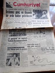 Cumhuriyet Gazetesi - 3 Ağustos 1960 - Harp Akademileri Diploma Töreninde Orgeneral Cemal Gürsel'in Hitabesi - Orgeneral Cemal Gürsel Mezhep Ayrılığını Ortadan Kaldırmak İçin Kararlıyız - Türk Hava Yollarının Yalnız 12 Milyon Lira Benzin Borcu Var - İkinci Cumhuriyetin İhtilal Meclisi Üyeleri 20 Röportajı Yapan Yaşar Kemal Yazı Dizisi - Albayrak Mucip Ataklı İle Görüşme - Genel Nüfus Sayımı 23 Ekim Günü Yapılacak - Profesörler Ali Fuat Başgil'e Cevap Veriyor - Faiz Kaymak Kıbrıs'ta Yeni Bir Parti Kuruyor - Müzisyenler De Grev Hakkı İstiyor - Sabah Şarkısı Yazan Taylor Caldwell Yazı Dizisi - Fidel Castro Artık Siyasi Hayattan Çekiliyor Mu - Burhan Felek Köşe Yazısı - Koruyucusu Melekler Çizgi Roman - Başkasının Günahı Çizen Yves Sayol - Kaatil Kim Yazan Geo Duvic Yazı Dizisi - Milli Lig'in Birinci Devre Fikstürü - Resmen İlk Defa 1908 Olimpiyatına Katıldık - Olimpiyat Kütüphanesi - Olimpiyat Sualleri - Piyale Makarnası - Radyolin Diş Macunu - Elka Suni Tahta Levhaları -