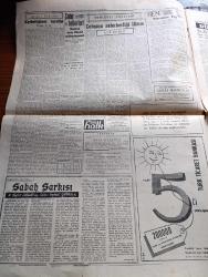 Cumhuriyet Gazetesi - 3 Ağustos 1960 - Harp Akademileri Diploma Töreninde Orgeneral Cemal Gürsel'in Hitabesi - Orgeneral Cemal Gürsel Mezhep Ayrılığını Ortadan Kaldırmak İçin Kararlıyız - Türk Hava Yollarının Yalnız 12 Milyon Lira Benzin Borcu Var - İkinci Cumhuriyetin İhtilal Meclisi Üyeleri 20 Röportajı Yapan Yaşar Kemal Yazı Dizisi - Albayrak Mucip Ataklı İle Görüşme - Genel Nüfus Sayımı 23 Ekim Günü Yapılacak - Profesörler Ali Fuat Başgil'e Cevap Veriyor - Faiz Kaymak Kıbrıs'ta Yeni Bir Parti Kuruyor - Müzisyenler De Grev Hakkı İstiyor - Sabah Şarkısı Yazan Taylor Caldwell Yazı Dizisi - Fidel Castro Artık Siyasi Hayattan Çekiliyor Mu - Burhan Felek Köşe Yazısı - Koruyucusu Melekler Çizgi Roman - Başkasının Günahı Çizen Yves Sayol - Kaatil Kim Yazan Geo Duvic Yazı Dizisi - Milli Lig'in Birinci Devre Fikstürü - Resmen İlk Defa 1908 Olimpiyatına Katıldık - Olimpiyat Kütüphanesi - Olimpiyat Sualleri - Piyale Makarnası - Radyolin Diş Macunu - Elka Suni Tahta Levhaları -