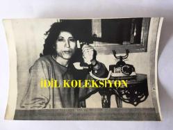 İBRAHİM TATLISES'İN ESKİ KARISI ADALET TATLISES'LE İLGİLİ 2 ADET FOTOĞRAF, 1 ADET GAZETE HABER KÜPÜRÜ ve DERGİDEN KESİLME 1 ADET KÜÇÜK FOTOĞRAF - 4'LÜ SET