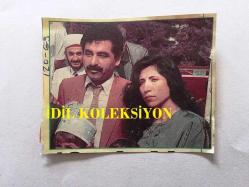 İBRAHİM TATLISES'İN ESKİ KARISI ADALET TATLISES'LE İLGİLİ 2 ADET FOTOĞRAF, 1 ADET GAZETE HABER KÜPÜRÜ ve DERGİDEN KESİLME 1 ADET KÜÇÜK FOTOĞRAF - 4'LÜ SET