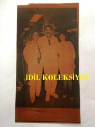 İBRAHİM TATLISES'İN TIPKI BASIM FOTOĞRAFI - 24 x 13 cm EBADINDA - İBRAHİM TATLISES, DERYA TUNA ve HAYRANLARI TÜRKAY ŞÖFÖROĞLU BİRLİKTE POZ VERİRKEN