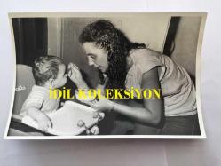 İBRAHİM TATLISES'İN PERİHAN SAVAŞ EVLİLİĞİ ve ÇOCUKLARIYLA İLGİLİ 5 ADET FOTOĞRAF (3 ADET ORİJİNAL, 1 ADET TIPKI BASIM ve 1 ADET DERGİDEN KESİLME) - 5'Lİ SET - İBRAHİM TATLISES, PERİHAN SAVAŞ'TAN OLMA KIZI ZÜBEYDE İÇİN MAHKEMEYE BAŞVURDU, DURUŞMA ANINDAN BİR KARE ve PERİHAN SAVAŞ, KIZINA MAMA YEDİRİRKEN