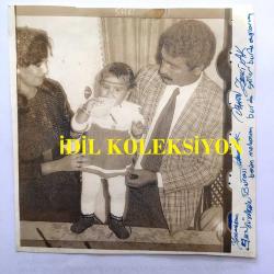 İBRAHİM TATLISES'İN PERİHAN SAVAŞ EVLİLİĞİ ve ÇOCUKLARIYLA İLGİLİ 5 ADET FOTOĞRAF (3 ADET ORİJİNAL, 1 ADET TIPKI BASIM ve 1 ADET DERGİDEN KESİLME) - 5'Lİ SET - İBRAHİM TATLISES, PERİHAN SAVAŞ'TAN OLMA KIZI ZÜBEYDE İÇİN MAHKEMEYE BAŞVURDU, DURUŞMA ANINDAN BİR KARE ve PERİHAN SAVAŞ, KIZINA MAMA YEDİRİRKEN