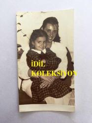 İBRAHİM TATLISES'İN PERİHAN SAVAŞ EVLİLİĞİ ve ÇOCUKLARIYLA İLGİLİ 5 ADET FOTOĞRAF (3 ADET ORİJİNAL, 1 ADET TIPKI BASIM ve 1 ADET DERGİDEN KESİLME) - 5'Lİ SET - İBRAHİM TATLISES, PERİHAN SAVAŞ'TAN OLMA KIZI ZÜBEYDE İÇİN MAHKEMEYE BAŞVURDU, DURUŞMA ANINDAN BİR KARE ve PERİHAN SAVAŞ, KIZINA MAMA YEDİRİRKEN