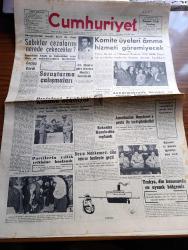 Cumhuriyet Gazetesi - 29 Eylül 1960 - Geçim Derdi Yazan Nadir Nadi Köşe Yazısı - Sabıklar Cezalarını Nerede Çekecekler - Albay Sezai Özkan'a Göre Kurucu Meclis Kurulacak - Komite Üyeleri Amme Hizmeti Göremeyecek - Cemal Gürsel Kokteylde Fotoğraf - Antidemokratik Gösteri Ve Yürüyüş Kanunu Kaldırılıyor - Amerika'dan Adnan Menderes'e Posta İle İncil Gönderildi - Bakanlık 21 Kıbrıslı Öğrenciye Burs Verdi - Basın Mahkemesi Dün Tekrar Faaliyete Geçti - Trakya Din Konusunda En Uyanık Bölgemiz - Düşükler Avrupa'da Yazan Amiral Afif Büyüktuğrul Yazı Dizisi - Sabah Şarkısı Yazan Taylor Caldwell Yazı Dizisi - Büyük Bahçe Yazan Fakir Baykurt Köşe Yazısı - Komünist Çin Birleşmiş Milletler'e Alınmıyor - Cezayir Hükümeti Başkanı Ferhat Abbas Moskova'da - Komiki Şehir Naşit Bey Biyografik Hikaye Yazan Burhan Arpad Yazı Dizisi - Resimli Roman Başkasının Günahı Çizen Yves Sayol - Bay Oscar Karikatür -  Beşiktaş Rapid'i 1 0 Yendi Ve Elendi - Göztepe Beykoz'u 3 2  - Galatasaray B Beşiktaş B'i Yendi