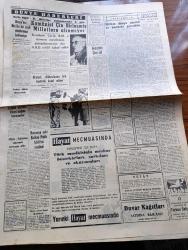 Cumhuriyet Gazetesi - 29 Eylül 1960 - Geçim Derdi Yazan Nadir Nadi Köşe Yazısı - Sabıklar Cezalarını Nerede Çekecekler - Albay Sezai Özkan'a Göre Kurucu Meclis Kurulacak - Komite Üyeleri Amme Hizmeti Göremeyecek - Cemal Gürsel Kokteylde Fotoğraf - Antidemokratik Gösteri Ve Yürüyüş Kanunu Kaldırılıyor - Amerika'dan Adnan Menderes'e Posta İle İncil Gönderildi - Bakanlık 21 Kıbrıslı Öğrenciye Burs Verdi - Basın Mahkemesi Dün Tekrar Faaliyete Geçti - Trakya Din Konusunda En Uyanık Bölgemiz - Düşükler Avrupa'da Yazan Amiral Afif Büyüktuğrul Yazı Dizisi - Sabah Şarkısı Yazan Taylor Caldwell Yazı Dizisi - Büyük Bahçe Yazan Fakir Baykurt Köşe Yazısı - Komünist Çin Birleşmiş Milletler'e Alınmıyor - Cezayir Hükümeti Başkanı Ferhat Abbas Moskova'da - Komiki Şehir Naşit Bey Biyografik Hikaye Yazan Burhan Arpad Yazı Dizisi - Resimli Roman Başkasının Günahı Çizen Yves Sayol - Bay Oscar Karikatür -  Beşiktaş Rapid'i 1 0 Yendi Ve Elendi - Göztepe Beykoz'u 3 2  - Galatasaray B Beşiktaş B'i Yendi