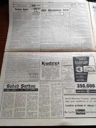 Cumhuriyet Gazetesi - 12 Ekim 1960 - Düşüklerin Duruşmasına 48 Saat Kaldı - Gazeteciler Bugün 2 De Yassıada'ya Gidiyorlar - Gaziantep Adliye Binası Namık Gedik'in Emriyle Yakılmış - Düşüklerin Muhakemeleri Nasıl Olacak - Muammer Çavuşoğlu Ve Samet Ağaoğlu'nun Eşi Dolmabahçe'de Fotoğraf- Yassıada Resimlerinin Dünkü Müzayedesi - Turizm Davası Yazan Ecvet Güresin - Küba'da Asiler Muhakeme Ediliyor - Nasreddin Hoca Operası Bu Yıl Oynayacak - Burhan Felek Köşe Yazısı - Çin Cumhuriyetinin 49. Yıldönümü - Komiki Şehir Naşit Bey Yazan Burhan Arpad Yazı Dizisi  - Boksör Garbis Zaharyan İle Charles Attali'nin Rövanş Maçı Bu Gece Yapılıyor - Dolmabahçe Stadının Işık Tertibatı Bu Yıl Bitecek - Galatasaray İle Karşılamak Üzere Rusya'dan Torpedo Yerine Rostov Gelecekmiş - Dünya Voleybol Şampiyonası - 3. Ordu Grekoromen Şampiyonu Oldu - Boks Federasyonu Başkanı Şefik Tetik Basın Toplantısı Yaptı - İlk Olimpiyatın Filmi - Milli Oyuncu Ayhan Hançer Üzüntülü - Lüks Tuvalet Sabunu